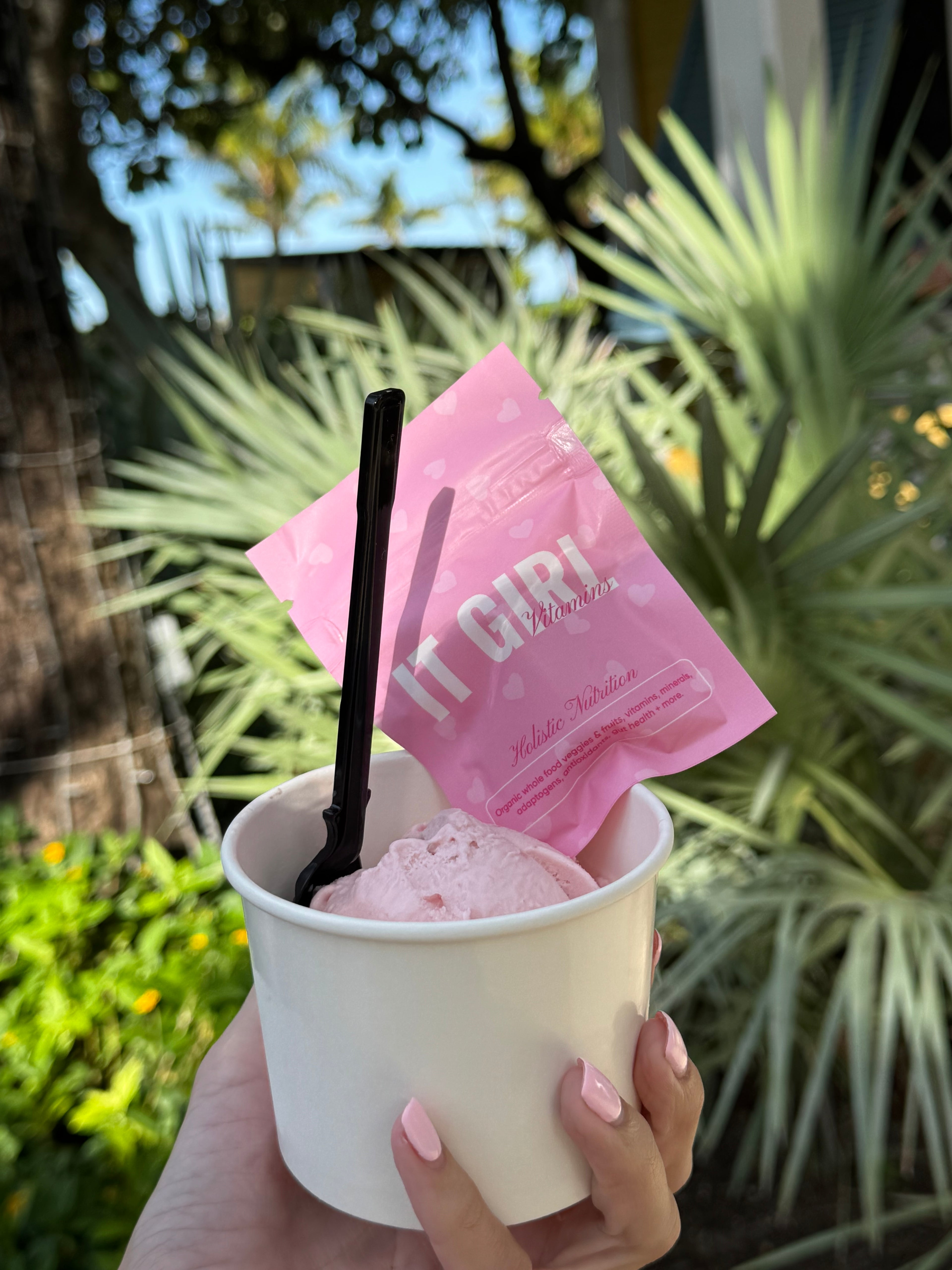 It Girl Fruit Snacks - Daily Superfoods Greens Gummies in Wild Berries